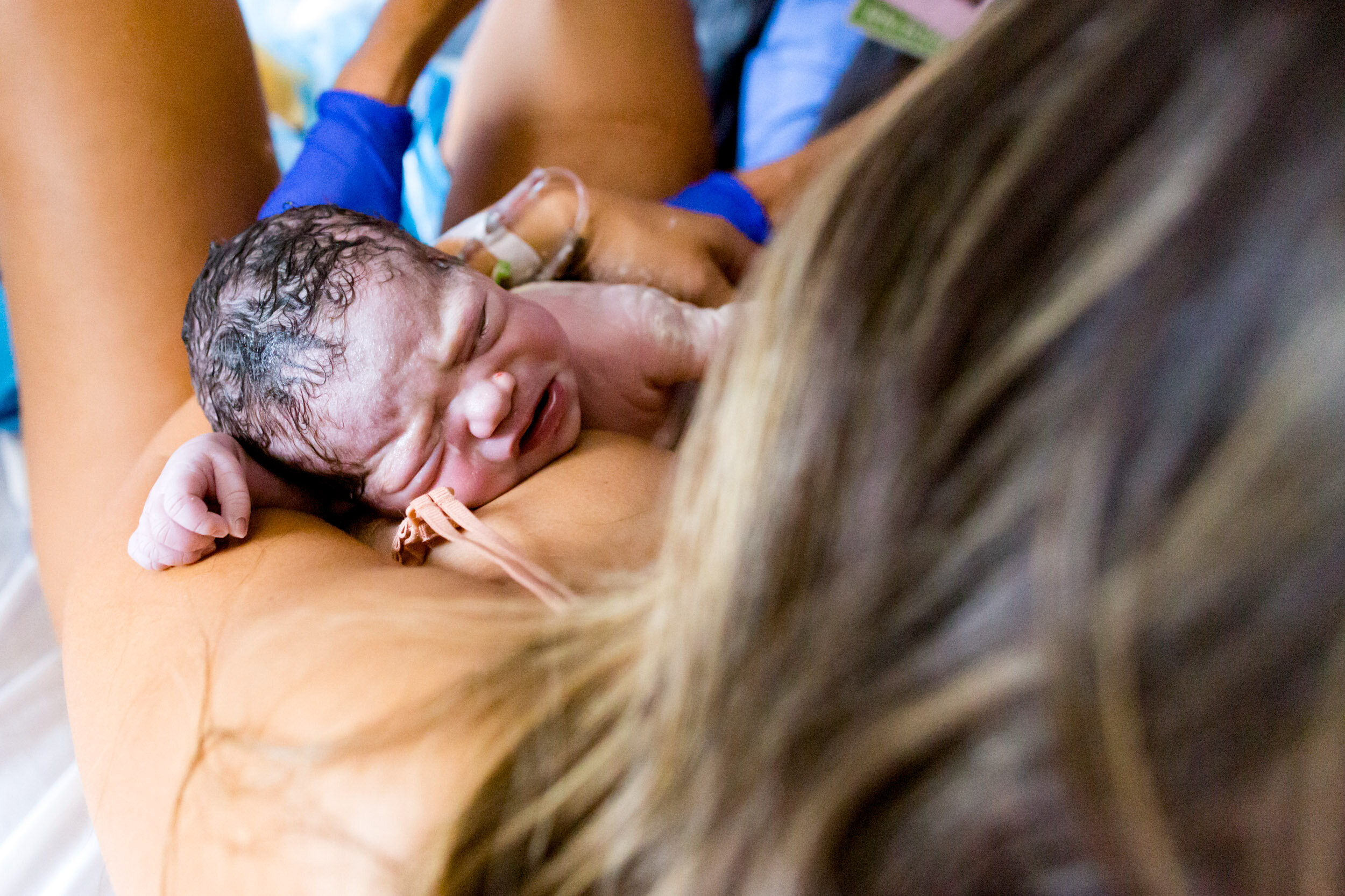jacksonville mom holding her baby for skin-to-skin just after birth