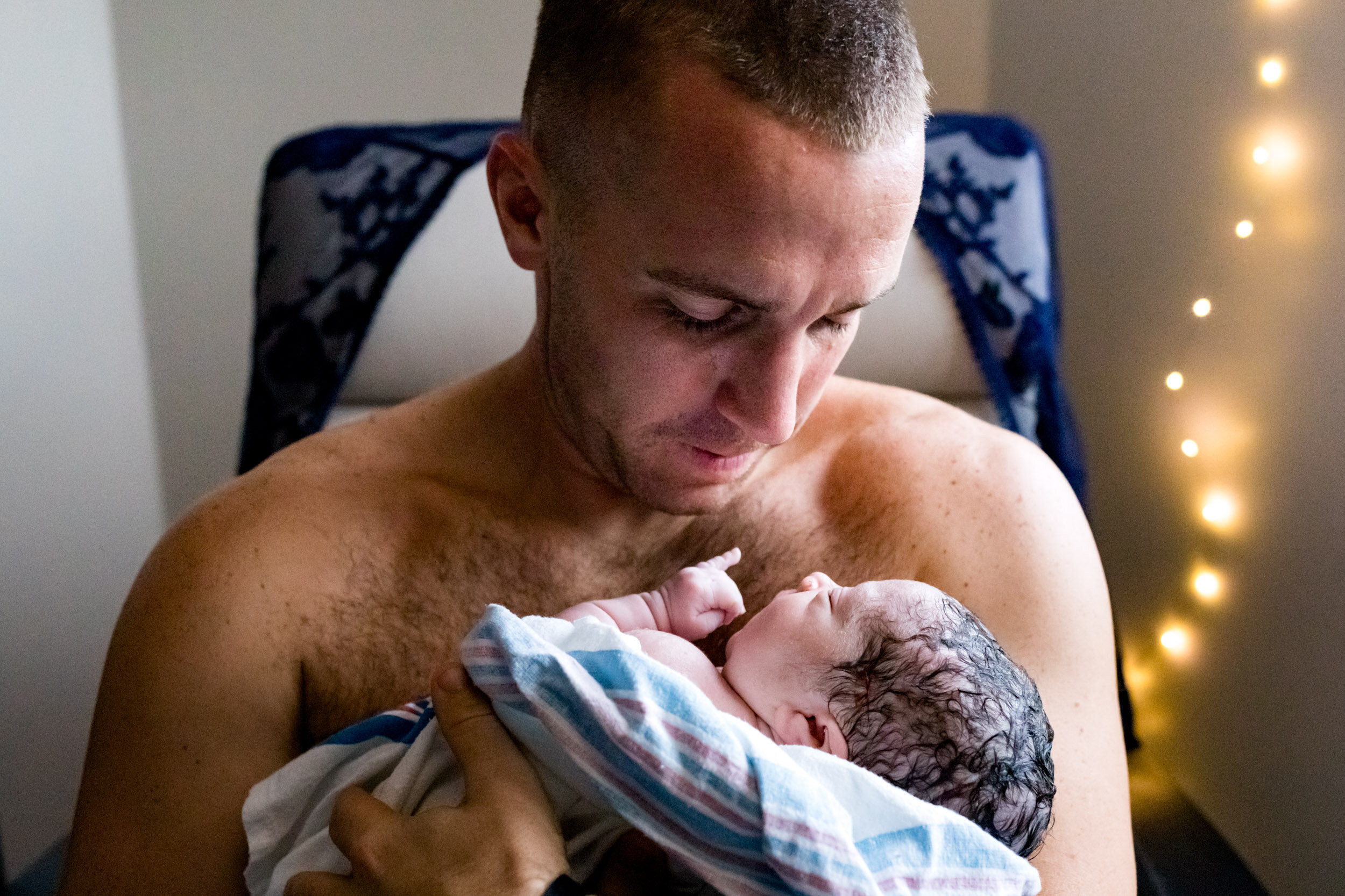 jacksonville dad doing skin-to-skin with his newborn baby girl