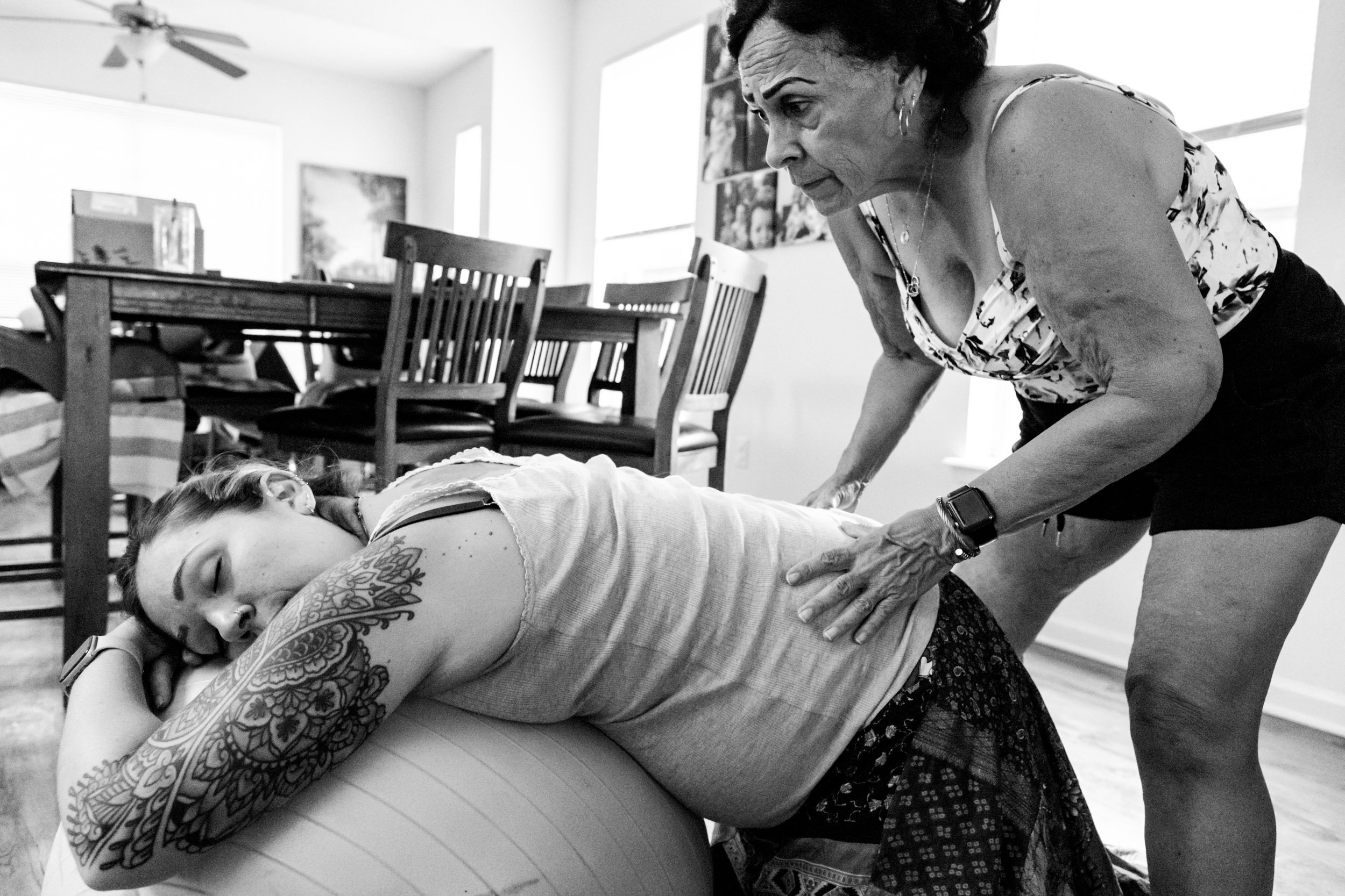 mother acting as a doula for her daughter