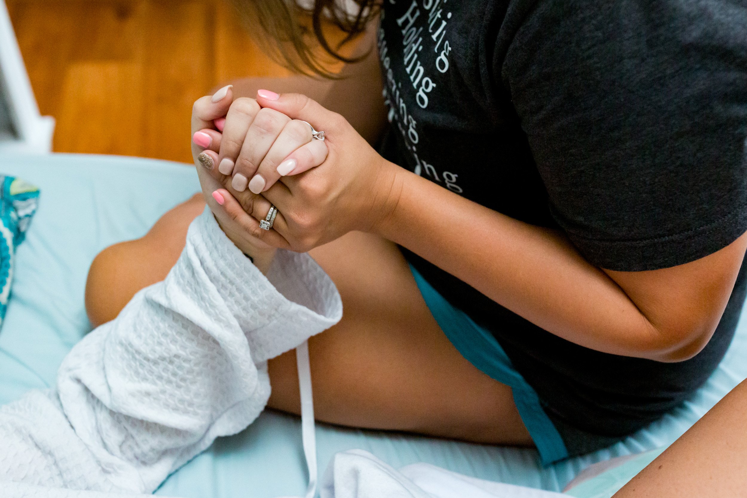 doula holding hand of client in labor