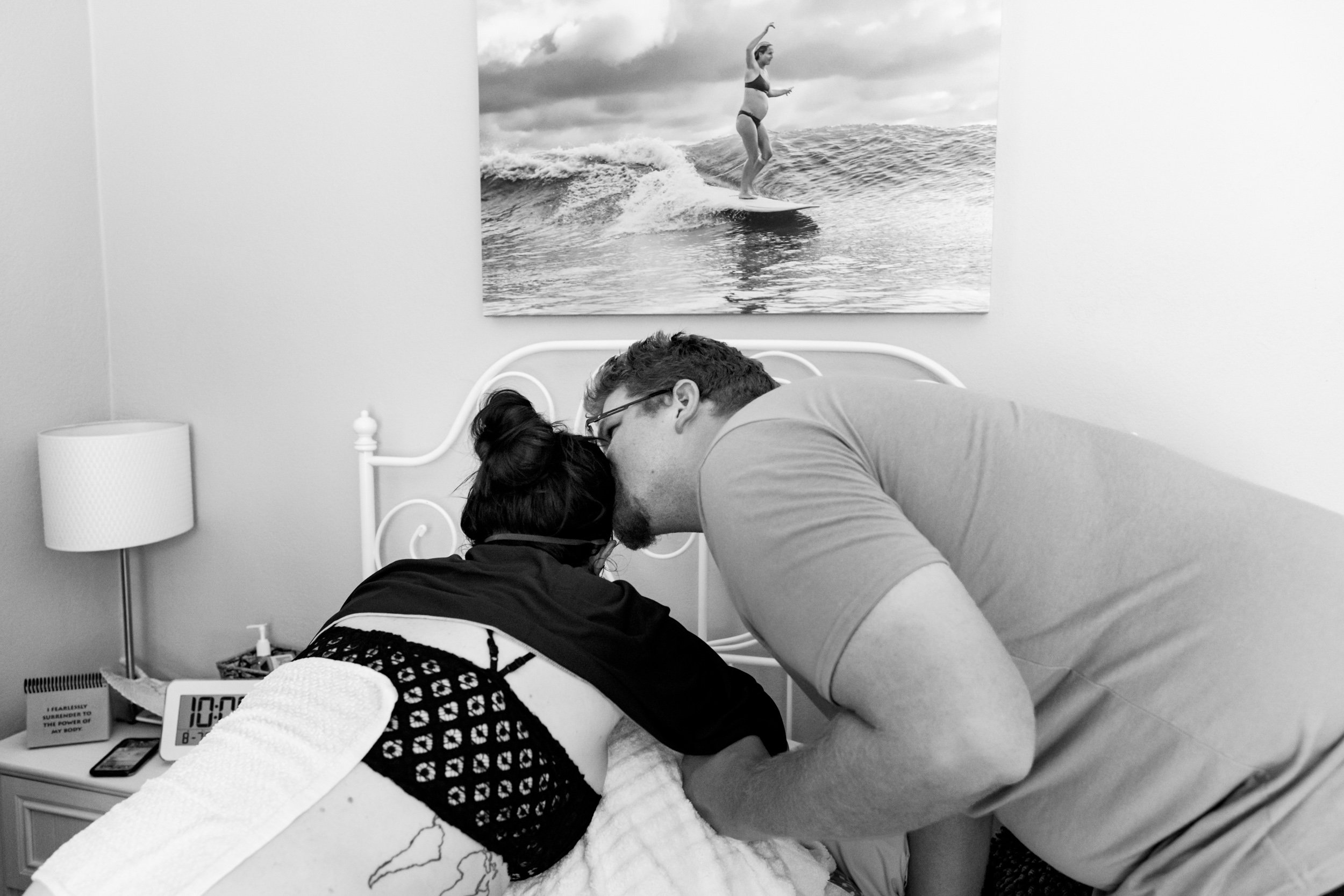 fiance kissing birth mom just before their baby is born