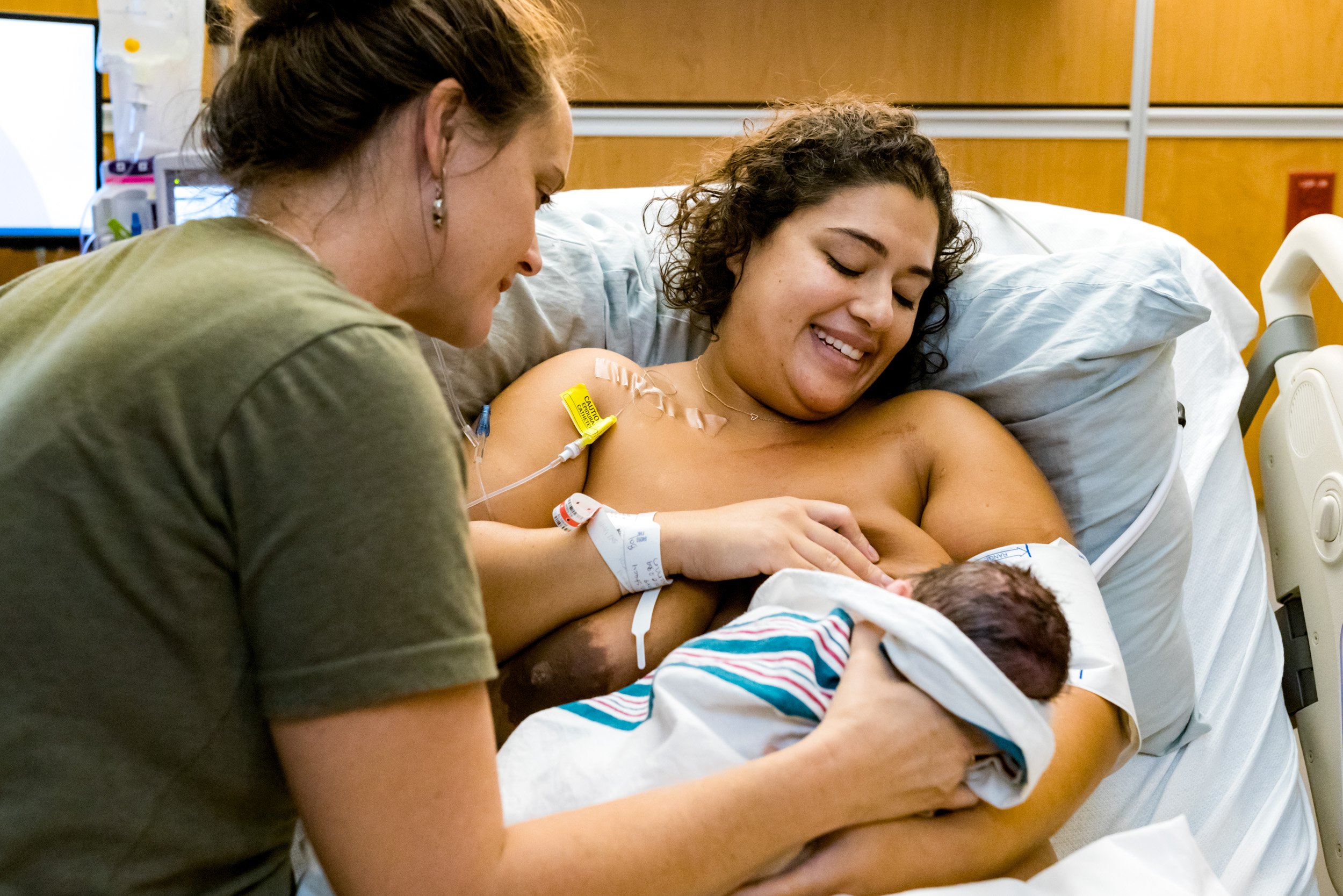 jacksonville doula assisting with breastfeeding