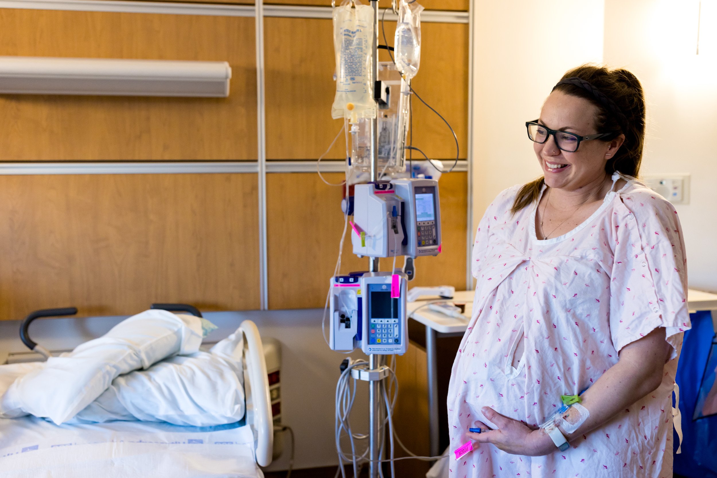 laboring mom smiling in between contractions