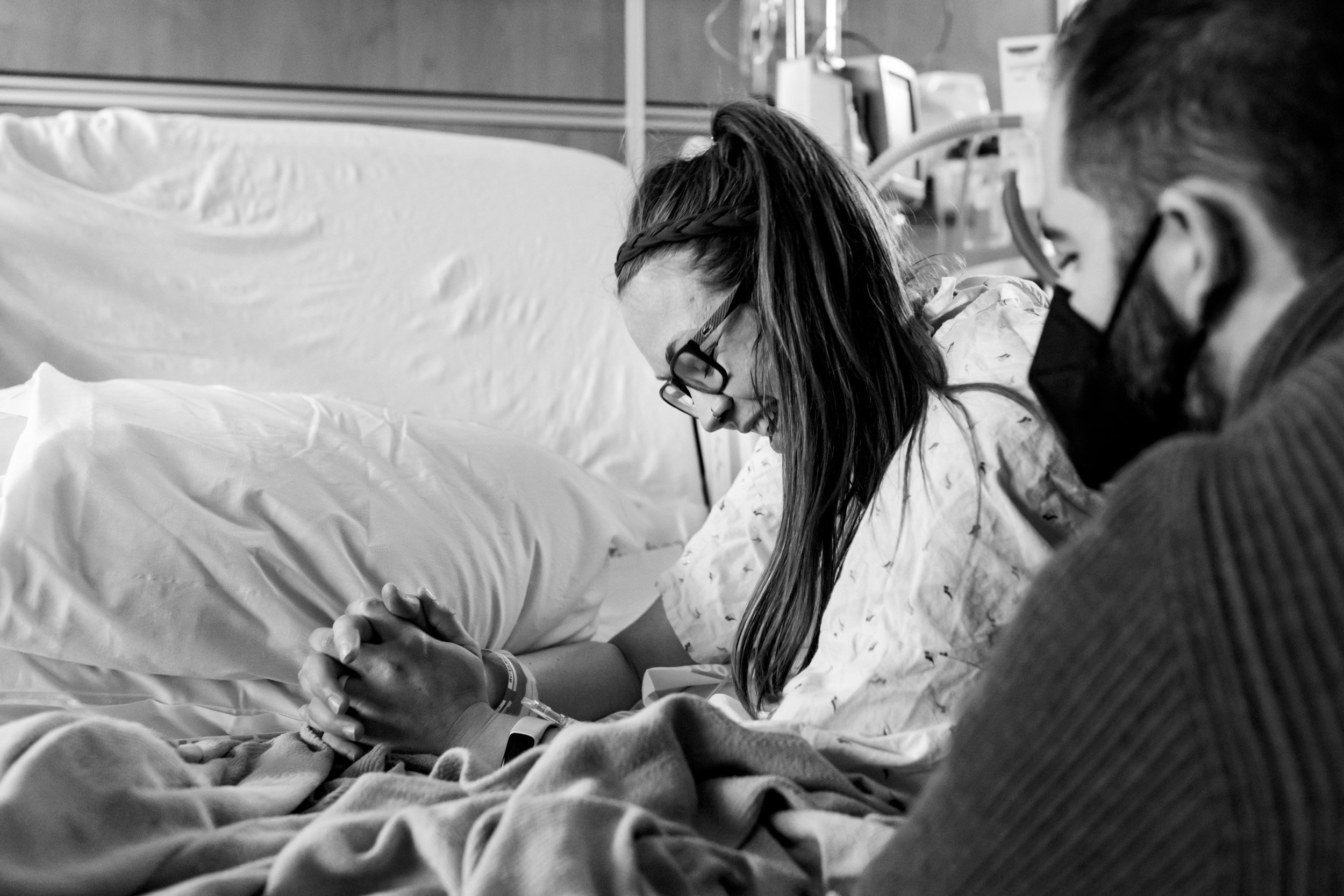 pregnant mom smiling in between contractions