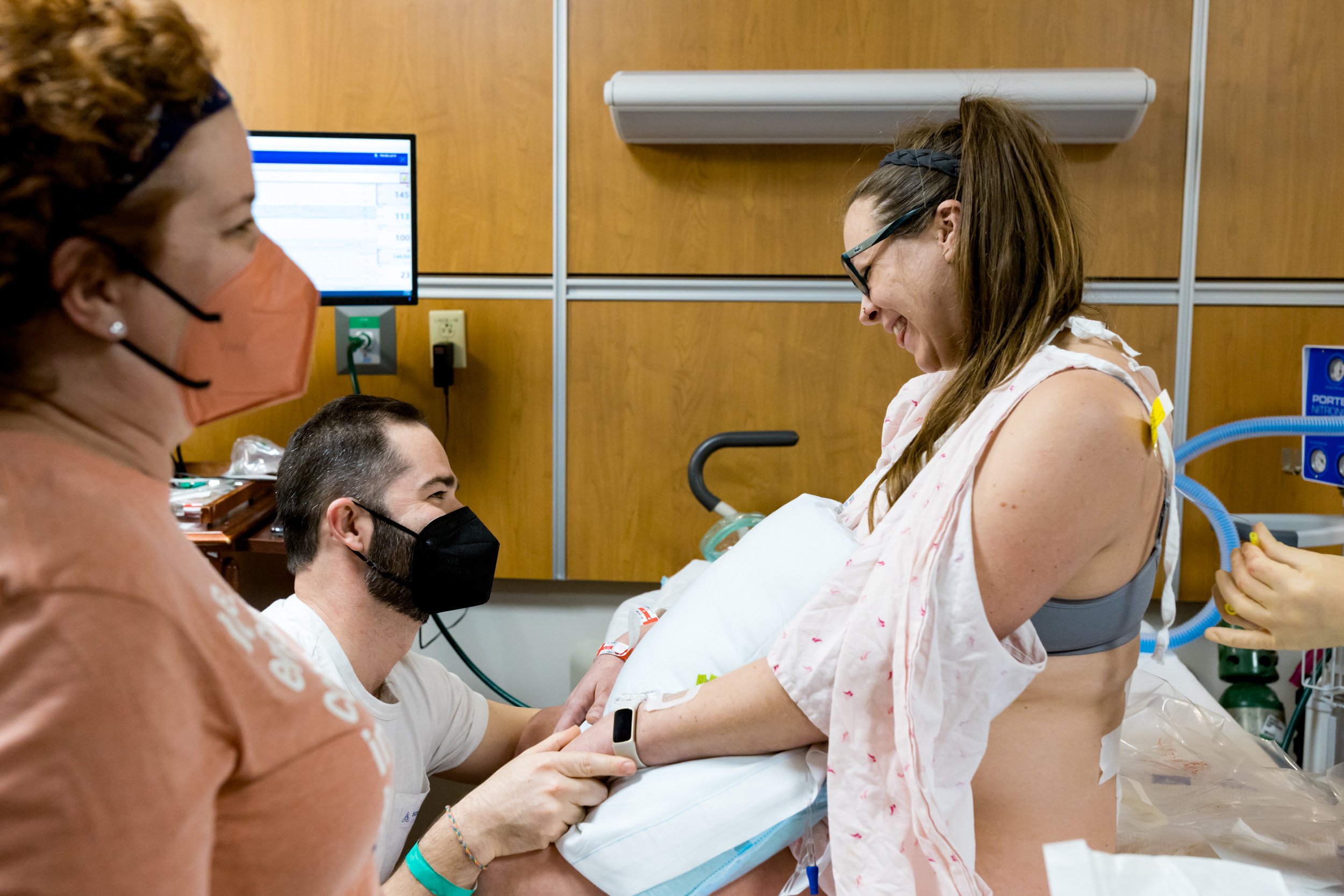 pregnant mom receiving an epidural