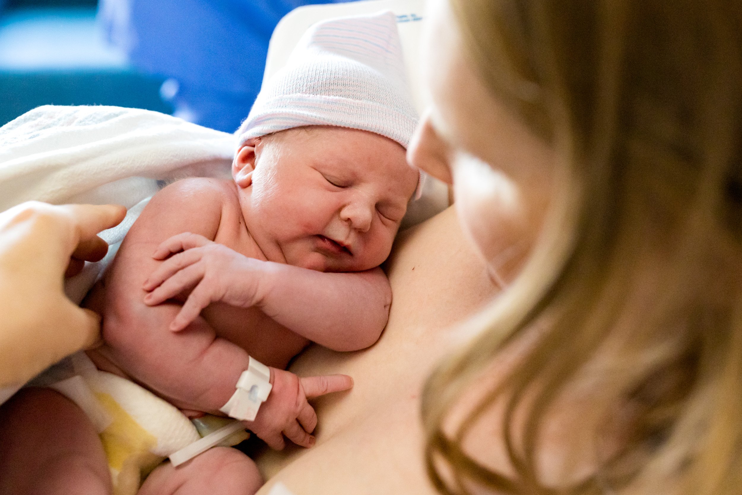 jacksonville mom doing skin-to-skin with her newborn baby