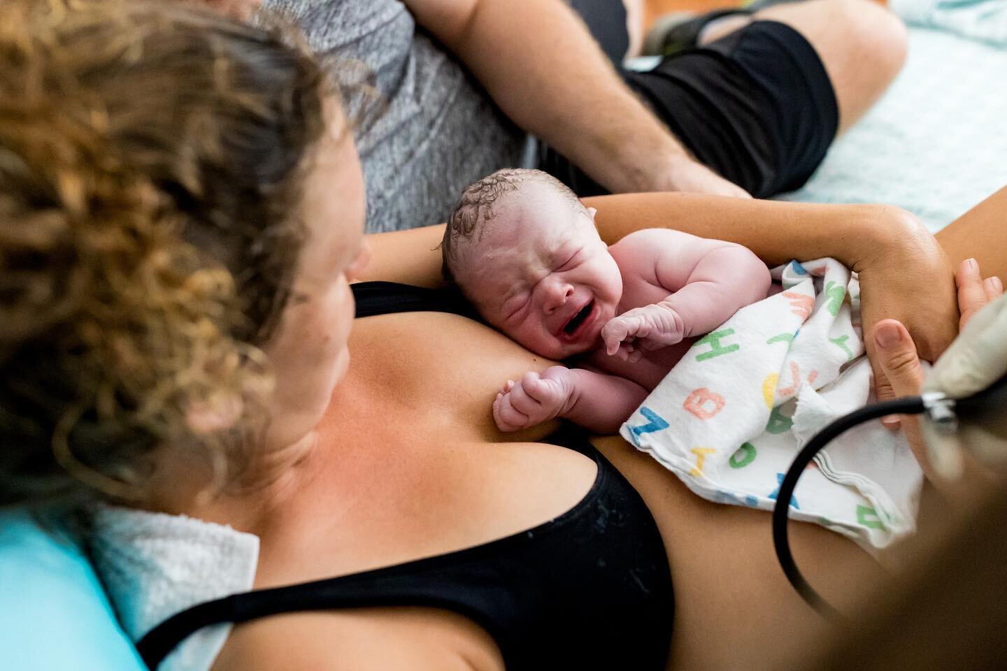 This little guy was crying before he was even fully born! As soon as his head emerged, he let out some sweet little cries. This was the first time I've seen this happen and it was precious! See it in their full birth film on my blog. Link in bio.⁠
⁠
