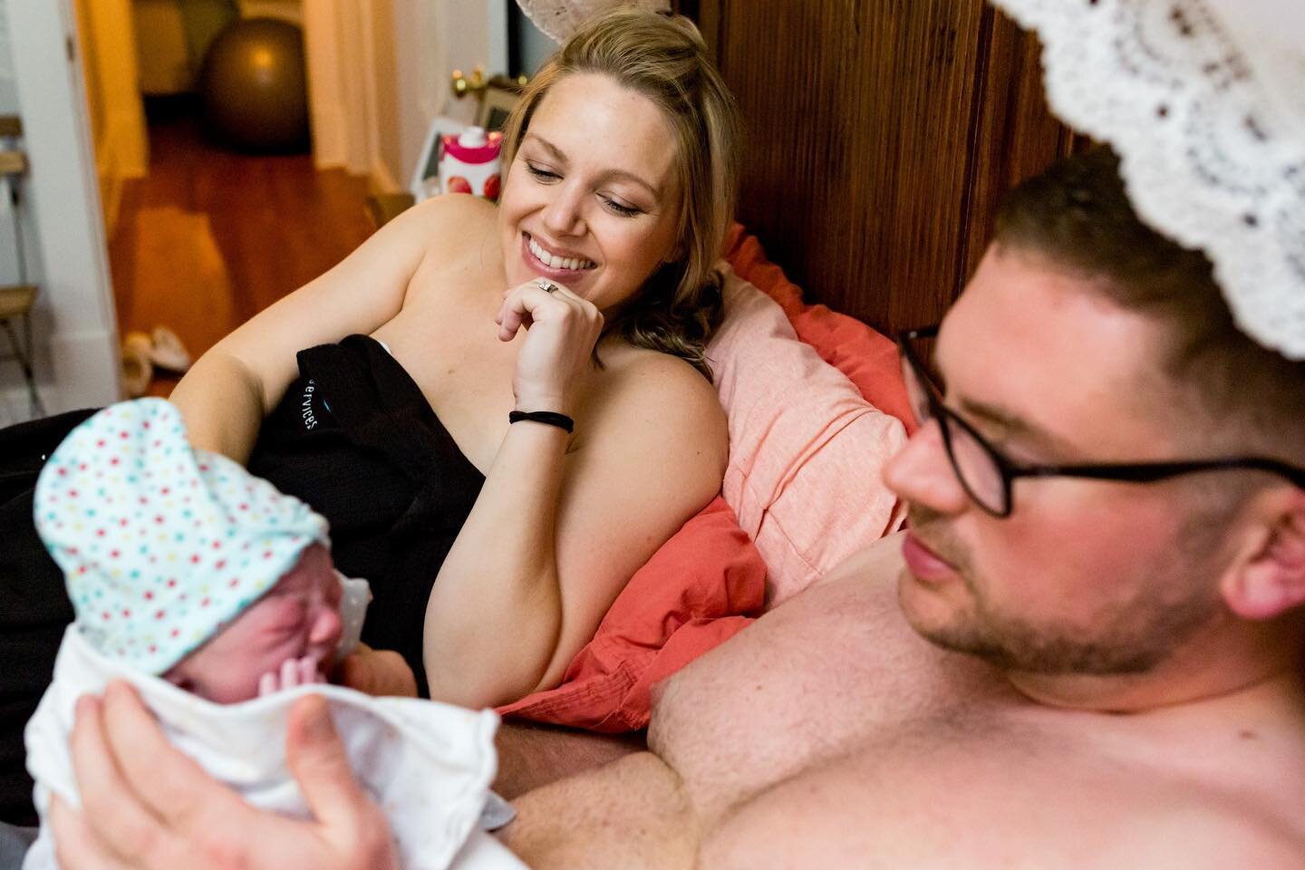 Soothing his baby girl with some skin-to-skin time. I've said it so many times, but this is such a powerful way for partners and babies to bond. 💗 If you haven't made plans for this, be sure to talk about it as you are building your birth plan!⁠
⁠
F