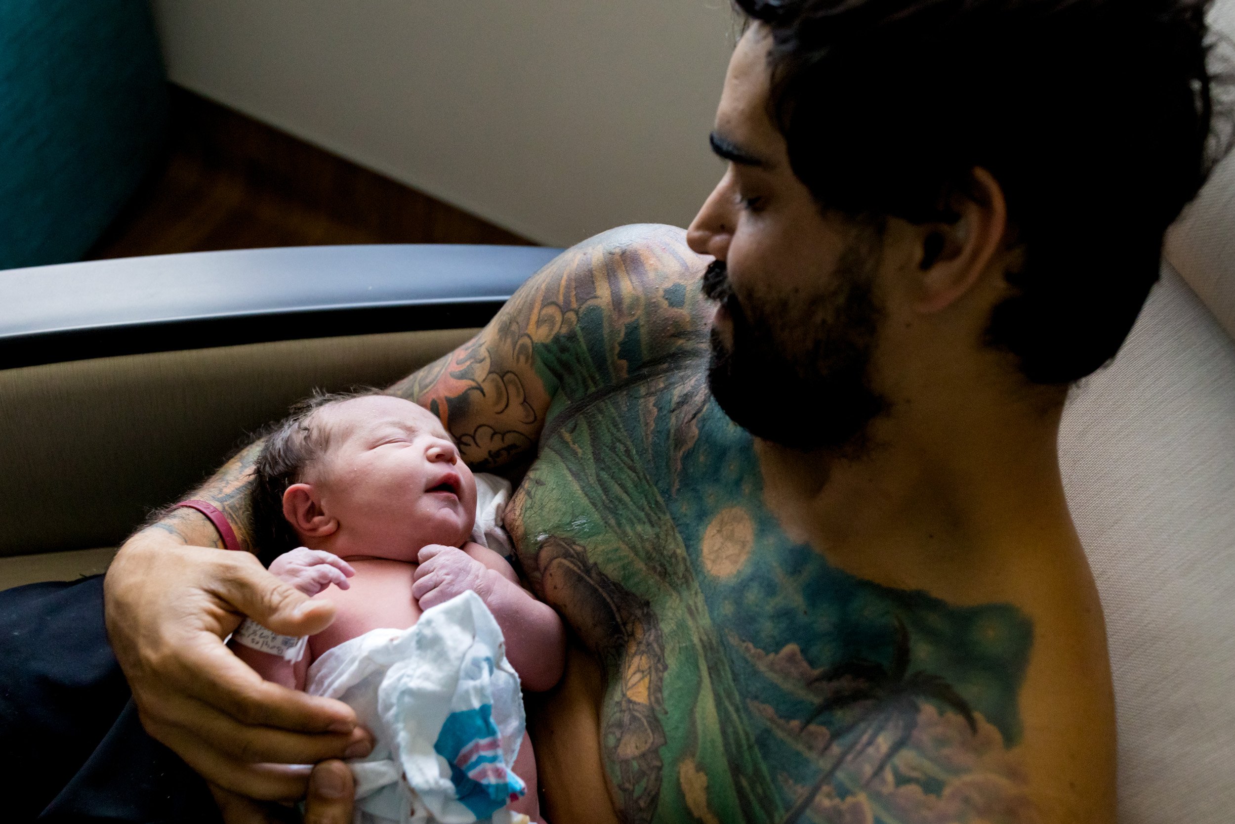 jacksonville dad holding his baby for skin-to-skin time