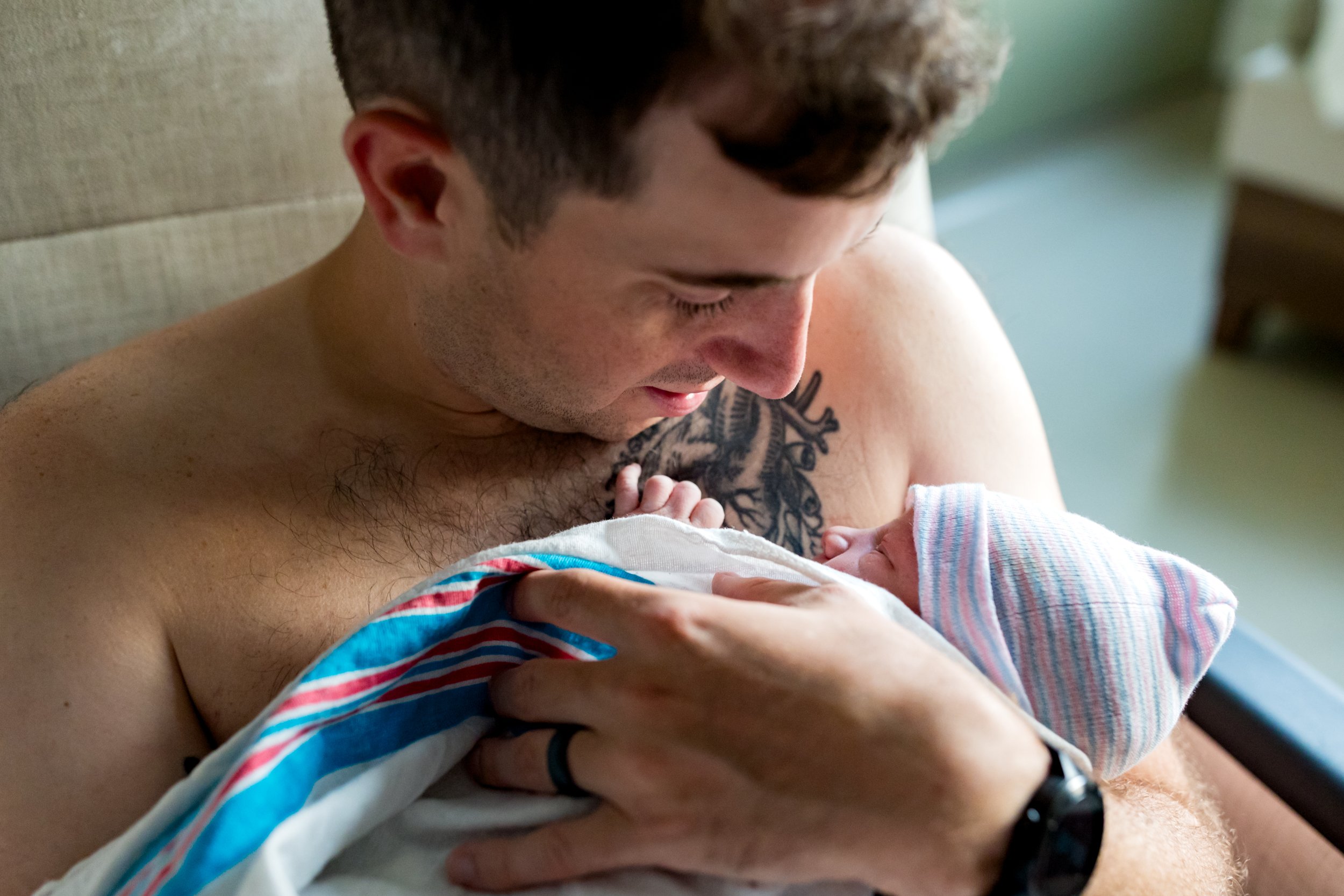 dad doing skin-to-skin with newborn baby