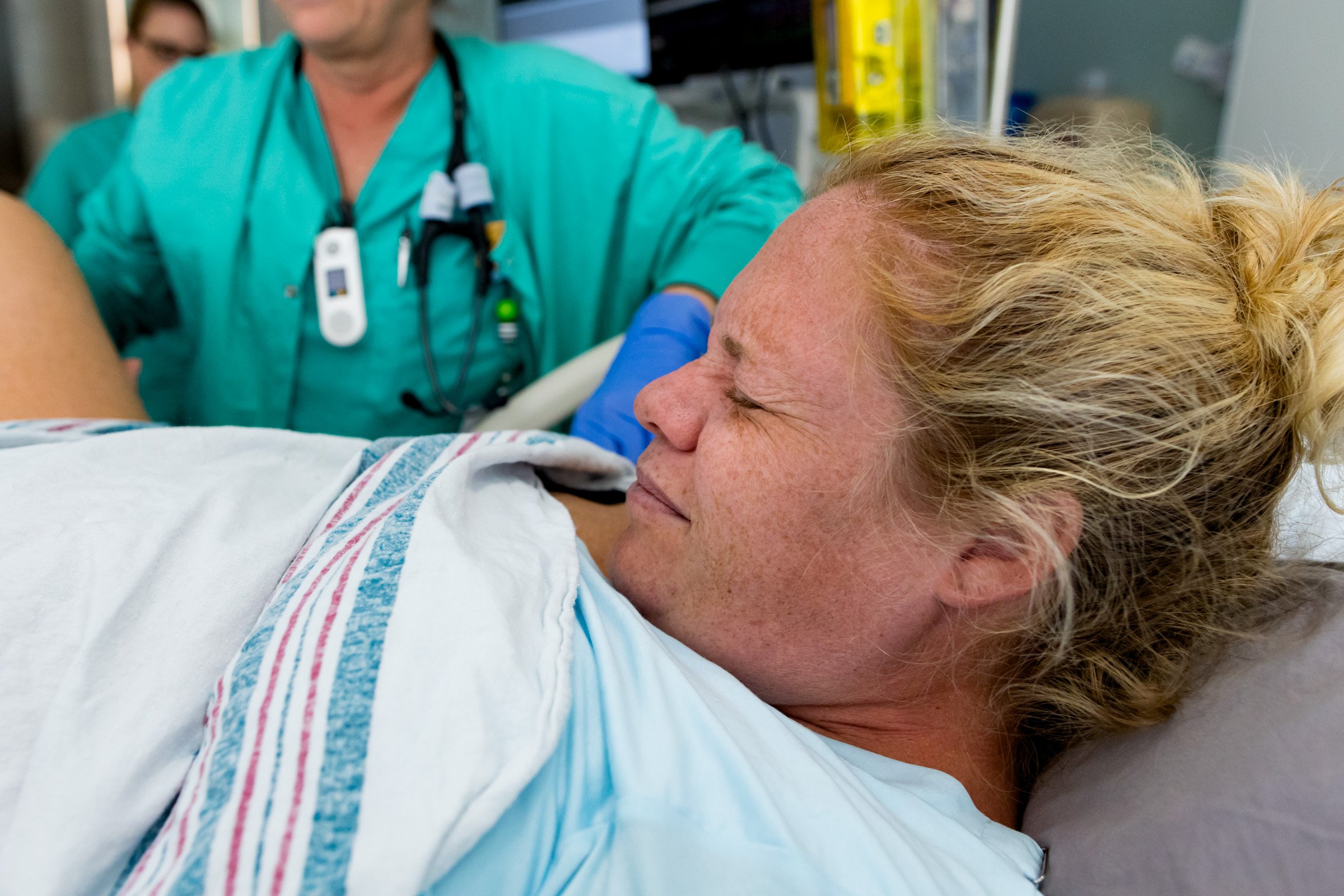 birth mom pushing with strain on her face