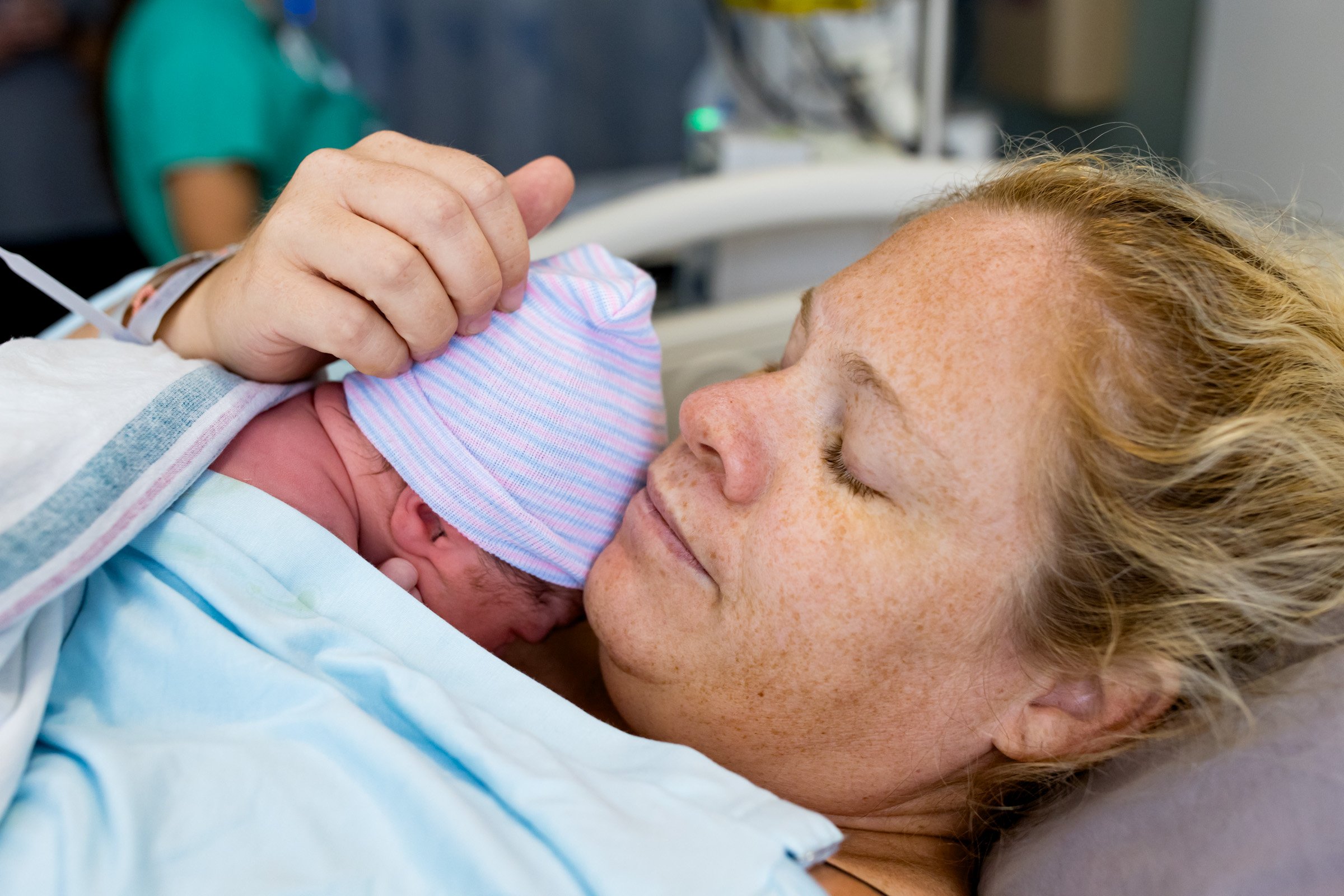 birth mom doing skin-to-skin with her newborn baby girl
