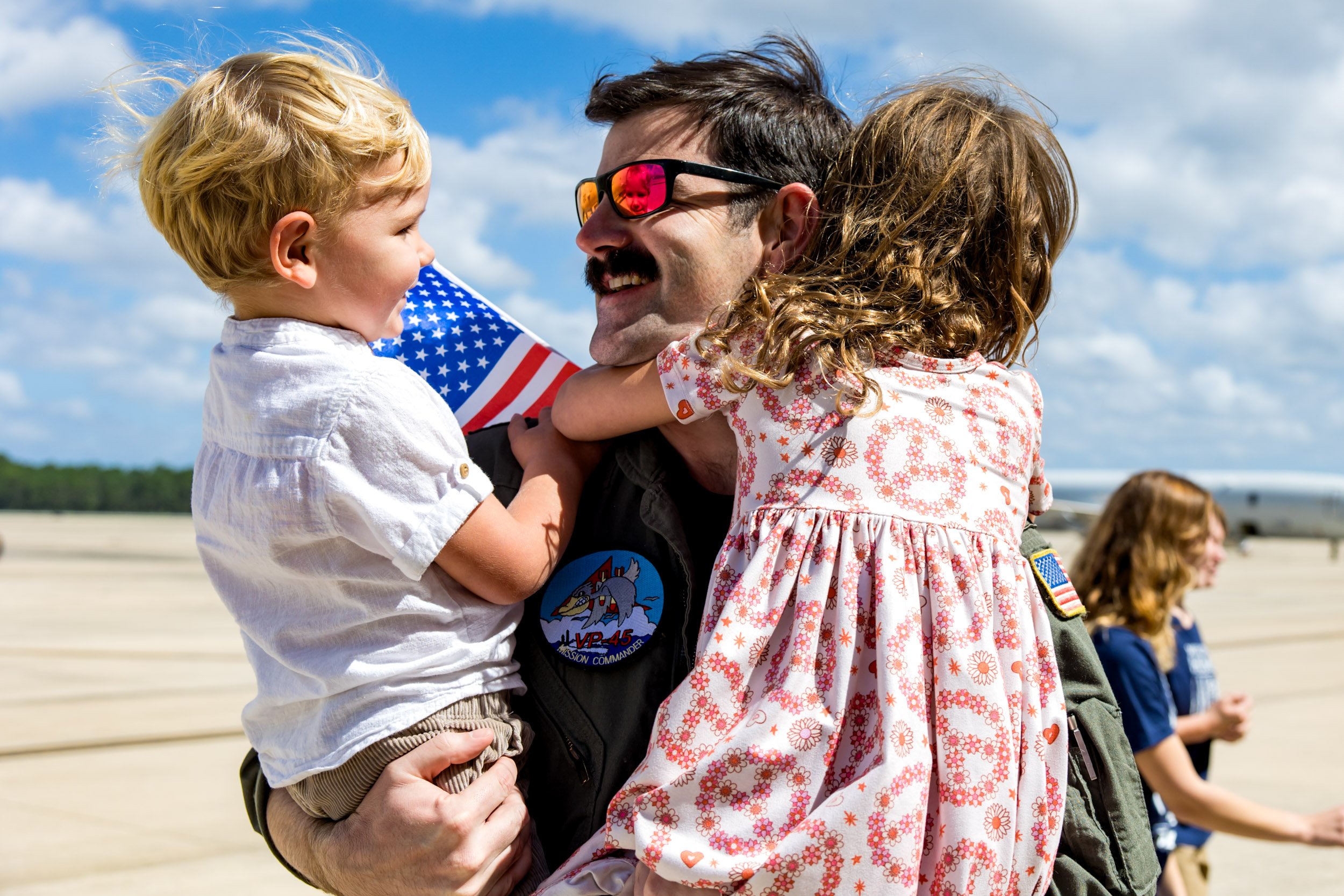 Navy pilot dad holding his children for the first time in 9 months