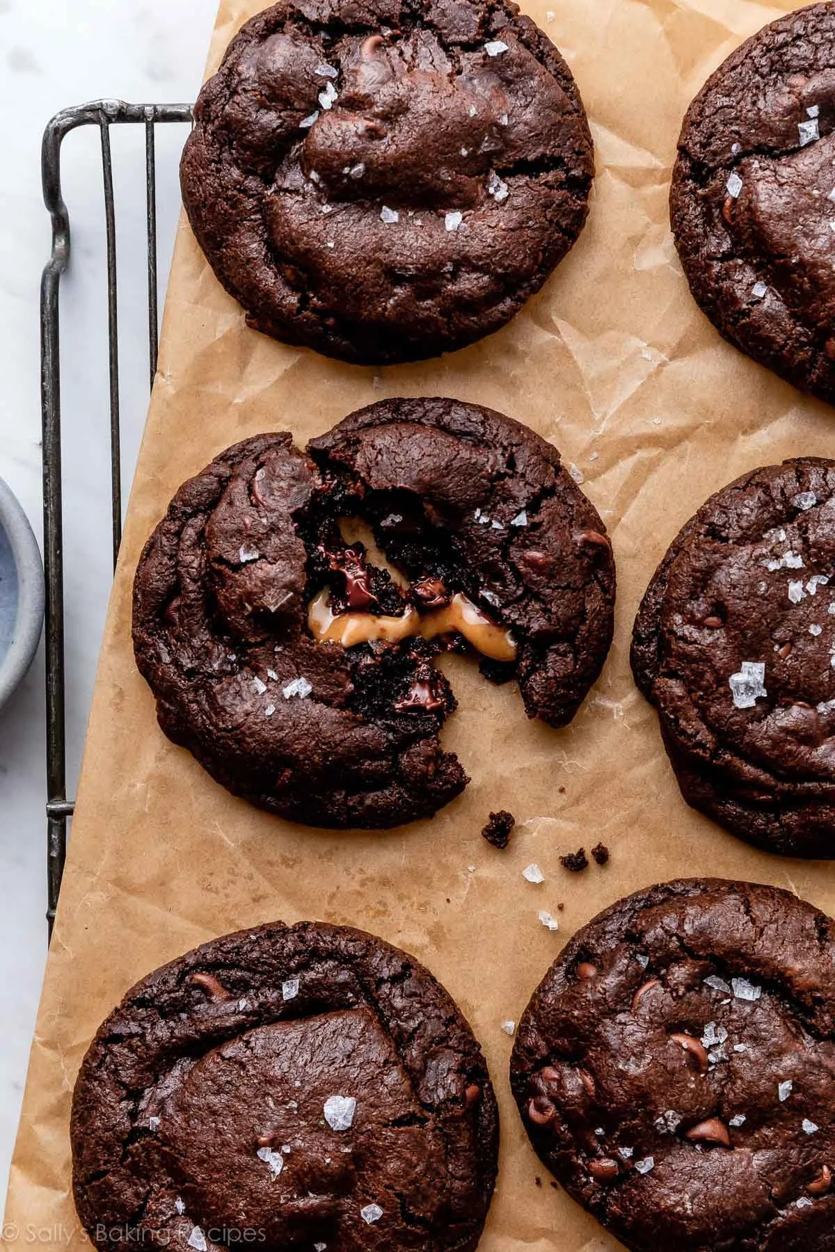 chocolate-cookies-caramel-filling.jpg