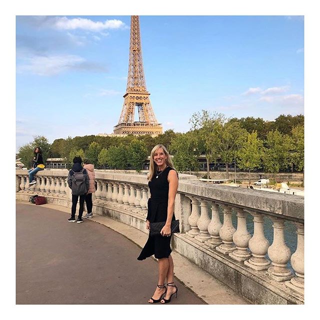 Love to see my clutch travelling to my city especially with a such gorgeous and stylish woman as @swanstad ! Perfection #thankful #leatherclutch #fashiondesigner #paris #traveller #chic #eiffeltower #blackonblack #loveit #happycustomer #stylish #❤️
