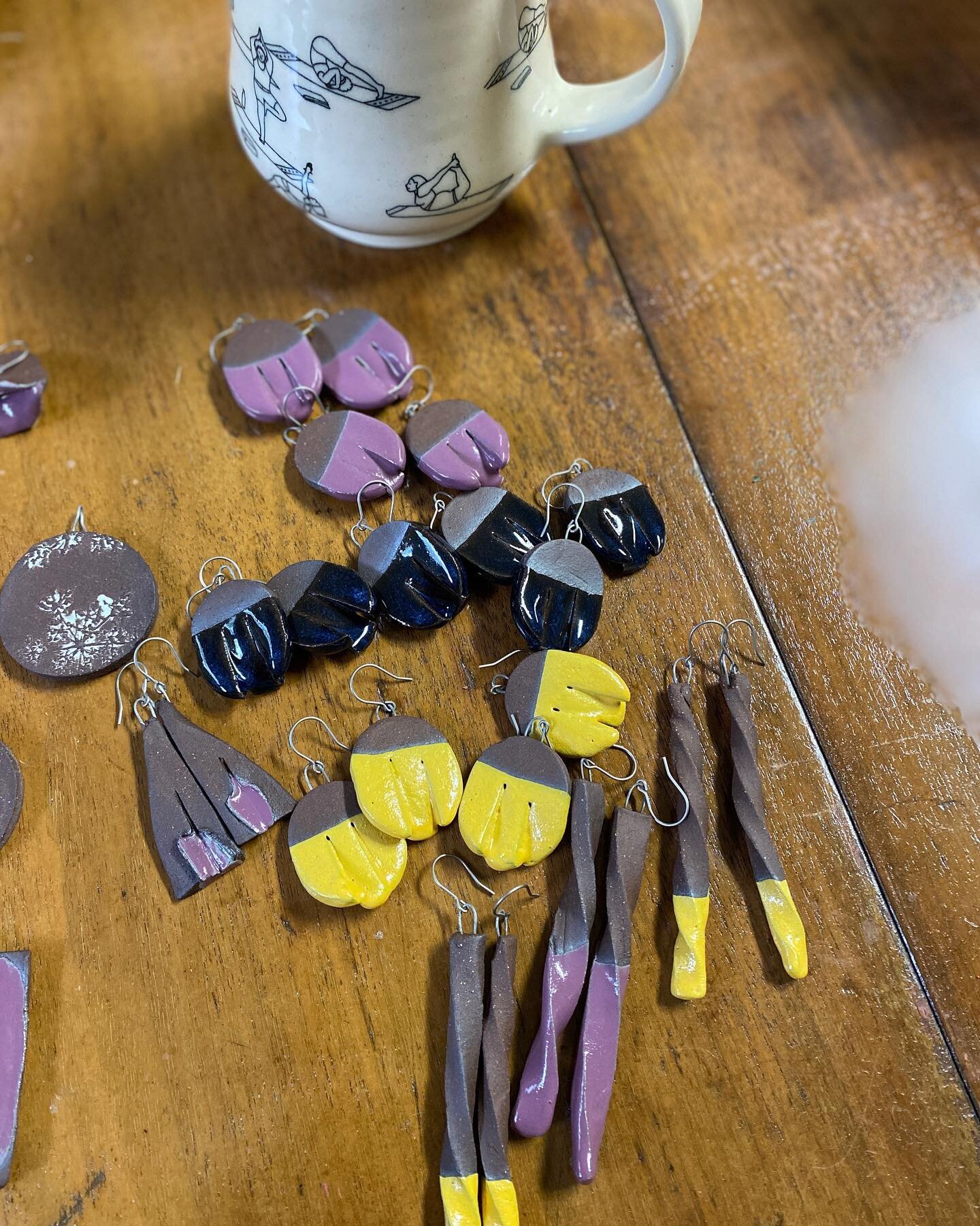 Some new sweet loves fresh from the glaze kiln, thanks to Teresa @heatherwoodfarm (and a surprise appearance from @pipedreampottery in the background 😘)!
Did some assembly yesterday, these have titanium hooks and the wall piece leather cord. Keep yo