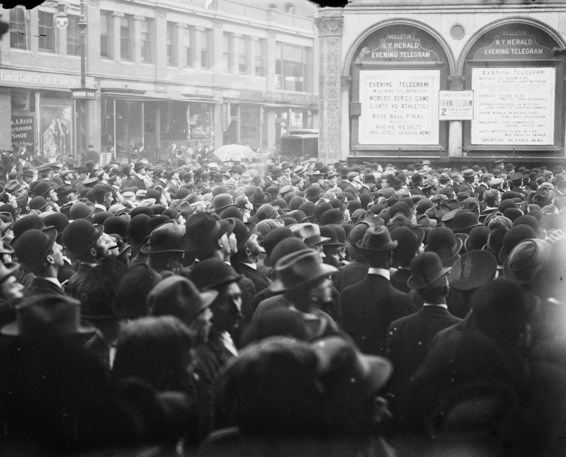 1911-World-Series-Game-6-outside-New-York-Herald-Building.jpg