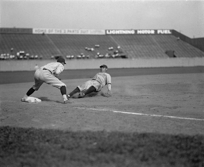 800px-Babe_Ruth_1925.jpg