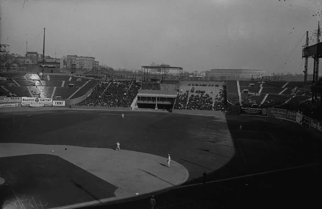 1024px-Polo_Grounds_outfield_1923.jpg