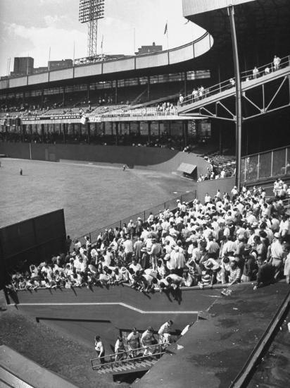 scene-from-the-polo-grounds-during-the-giant-vs-dodgers-game_u-l-p73nmp0.jpg