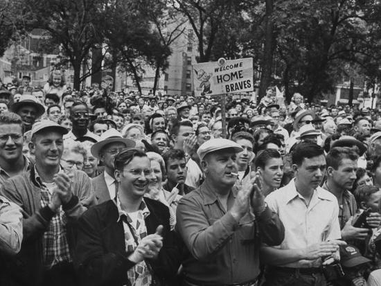 milwaukee-braves-fans-jam-the-streets-to-welcome-team-back-from-road-trip-with-victory-parade_u-l-p6e6ac0.jpg