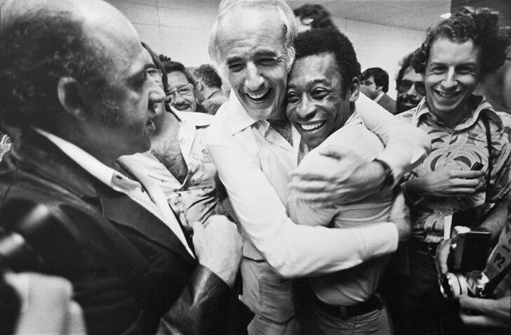 STEVE ROSS HUGGING PELÉ. Photo Lisl Steiner.jpg