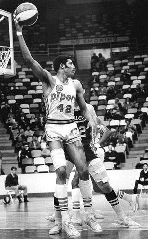 S_Pittsburgh-Pipers-Connie-Hawkins_1968_Wikimedia-Commons.jpg