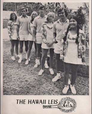 1975-hawaii-leis-team-pr-still.jpg-678x381-1559067370.jpg