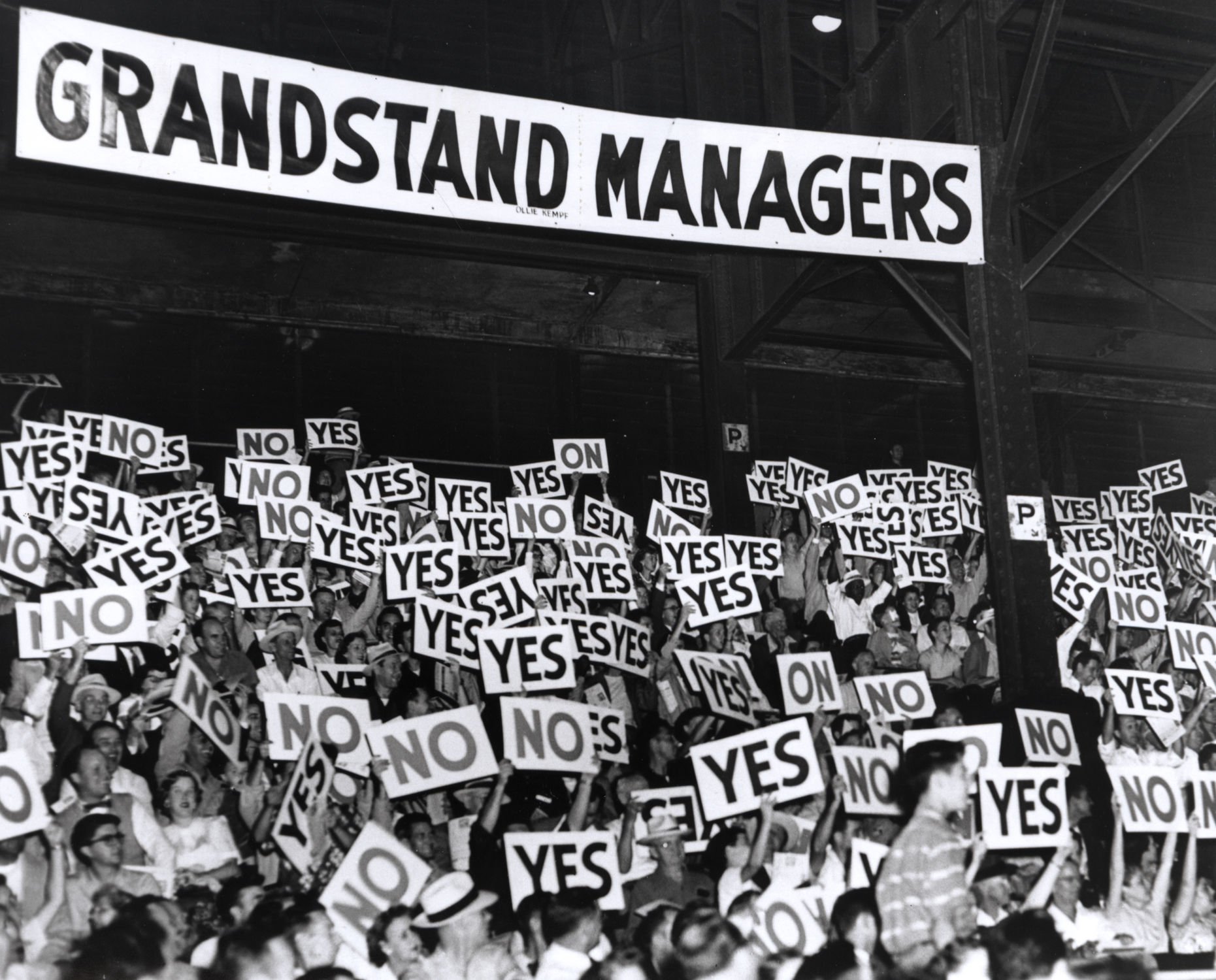 Fans Grandstand Mangers 1909.98_NBL .jpg