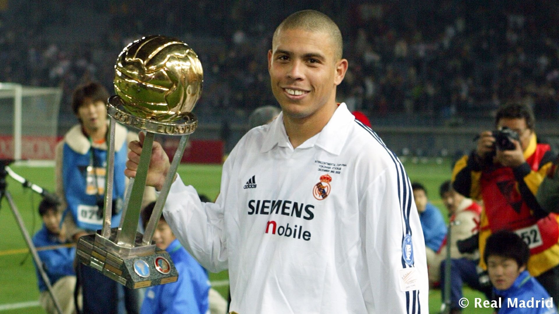 RONALDO-CON-COPA-3_hThumb.jpg