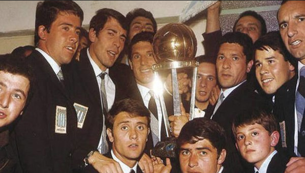 Screenshot 2022-10-30 at 21-31-36 600px-Racing_plantel_copa_1967.jpg (JPEG Image 600 × 340 pixels).png