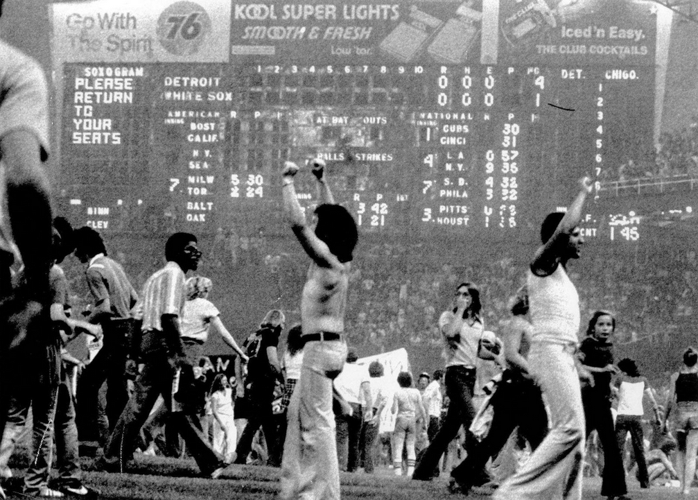 Screenshot 2025-12-07 at 21-05-34 Disco-Demolition-Night-Comiskey-Park-Steve-Dahl-crowds-swarm-field-1979.jpg (JPEG Image 1600 × 1145 pixels) — Scaled (62%).png
