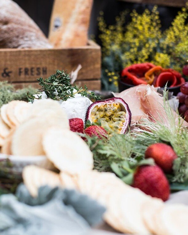 Investing in professional photography can be the key to showcasing your business in the best light possible. Just take a look at this captivating shot from @fennelandco.catering! Their commitment to using top-quality, local produce in a relaxed and b