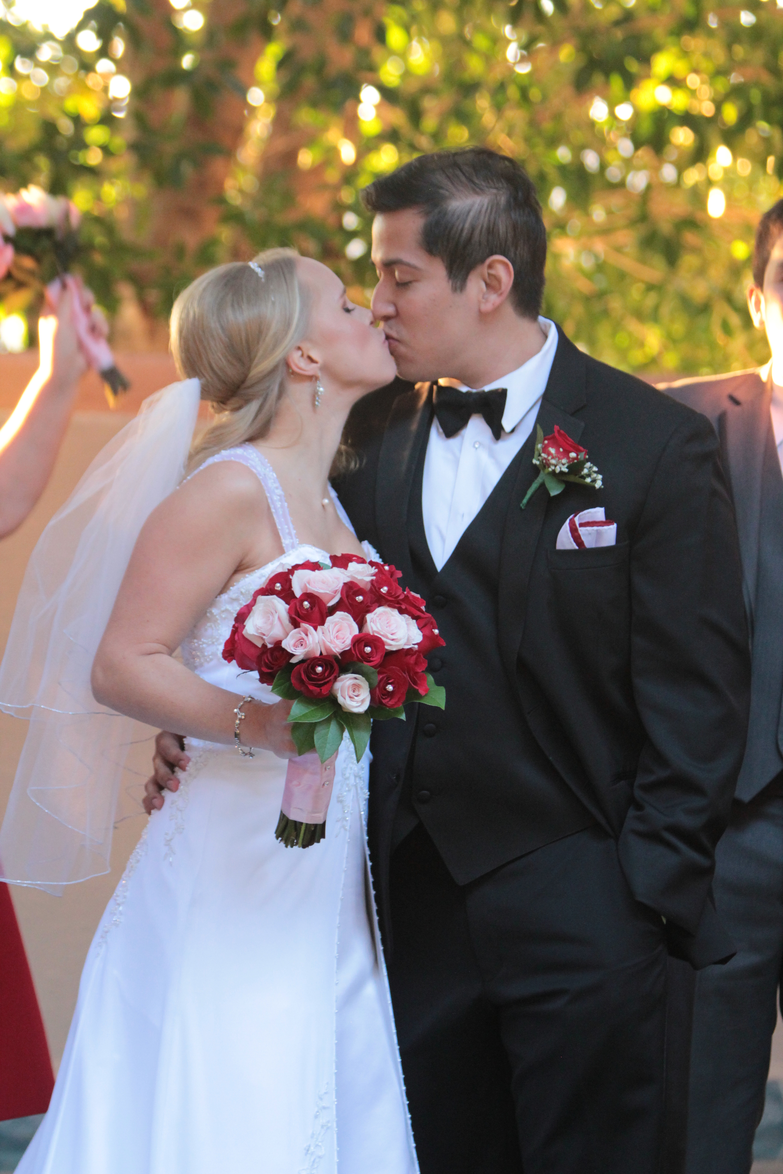 Martina and Wally share a kiss during group pictures.