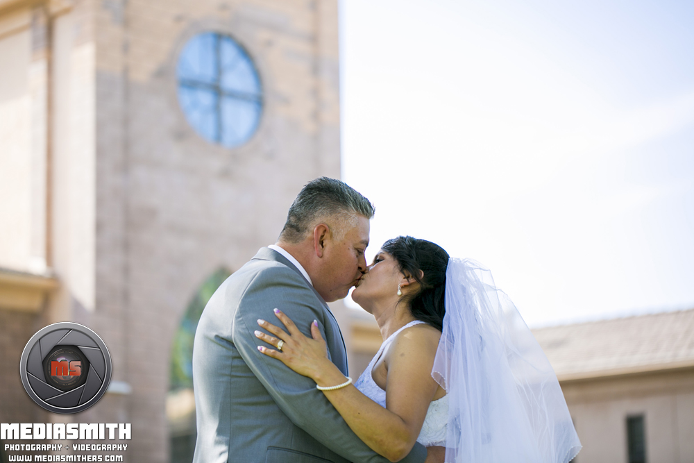 Wedding_Photography_Phoenix_AZ_Wife_Husband_Kissing