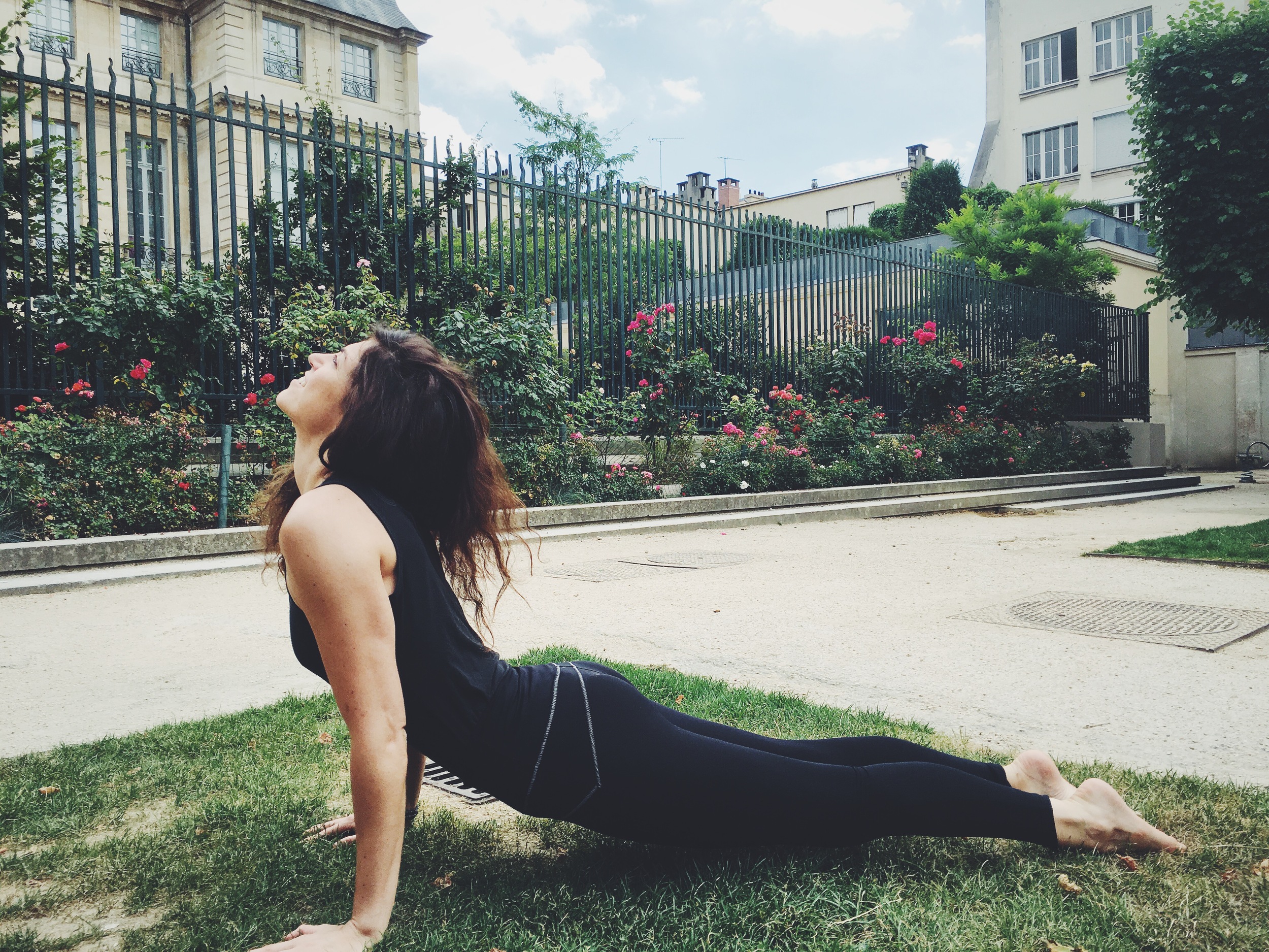Parc du Musée Picasso à Paris. Legging Yuj.