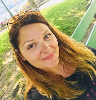EMILIE C’est il y a 2 ans à la suite d'une opération de la colonne vertébrale qu’ Emilie découvre le yoga. Ce qui devait n'être qu’un travail afin de retrouver sa mobilité devient vite une addiction, la pratique de sport se conjuguant parfaitement avec la méditation qu’elle pratique quotidiennement. La découverte d’OLY Be est pour elle le parfait mélange des valeurs dans lesquelles elle souhaite pratiquer : bienveillance, accessibilité, chaleur humaine... aussi c'est avec plaisir qu’elle souhaite convertir ses voisins déjà ou pas encore yogi en devenant ambassadrice OLY Be.