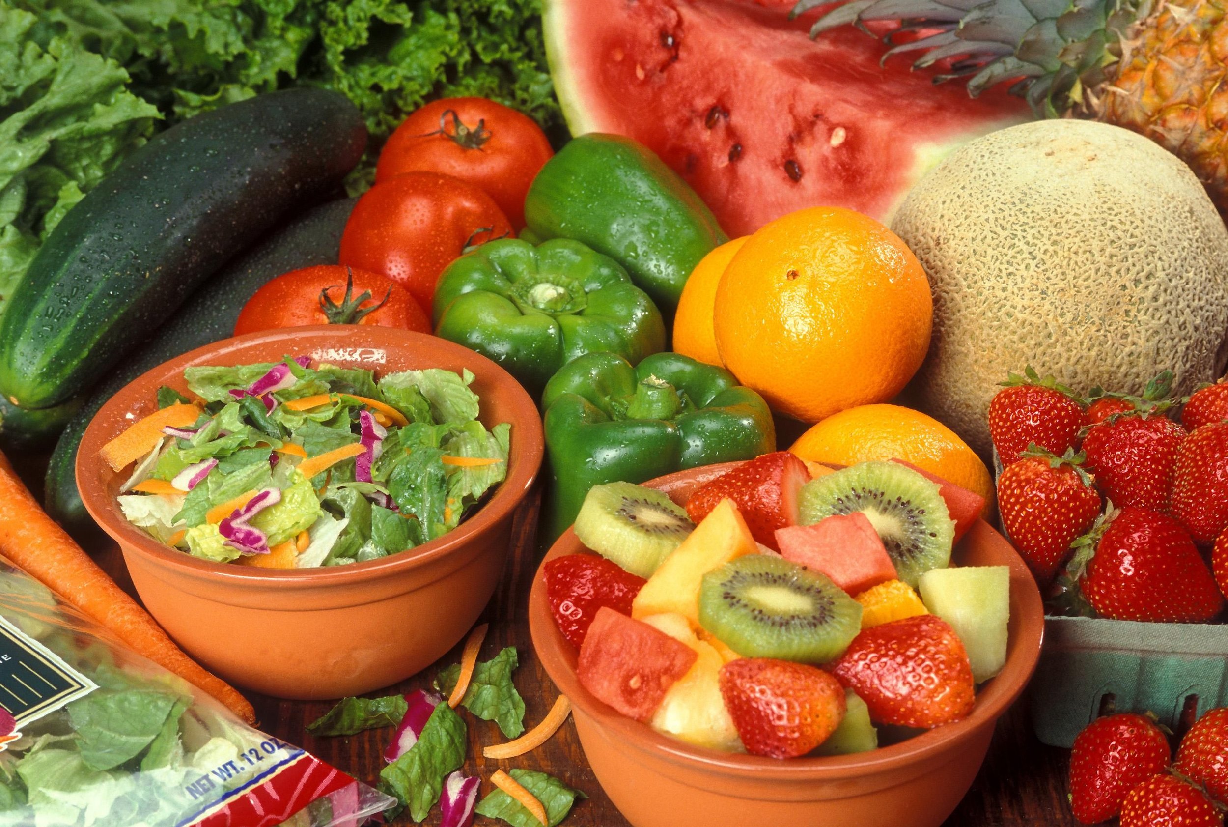 Fresh_cut_fruits_and_vegetables.jpg