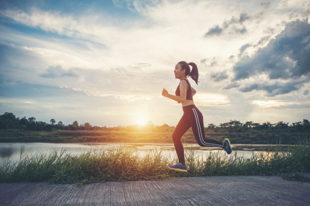 heureuse-femme-coureur-s-39-execute-dans-l-39-exercice-de-jogging-du-parc_1150-4179.jpg