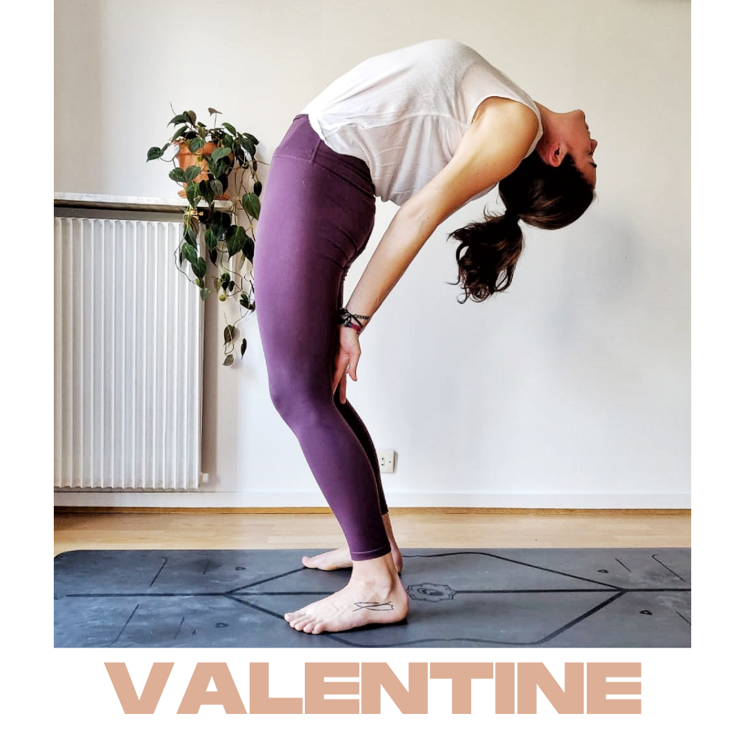 Inspire. Expire. Valentine a pour habitude de poser sa pratique pour vous laisser expérimenter votre corps et retrouver une connexion avec vous, avec elle, en toute sécurité. Mieux comprendre son corps c'est mieux l'écouter, mieux le servir . Et tout est là dans le yoga, cette capacité à se décoller du monde extérieur - futile et superficiel - pour revenir à soi, à l'essentiel. Car tout commence par soi. Le premier souffle comme le dernier. Valentine vous entraine autour de différentes pratiques pour libérer les moules, les tensions, les attentes et mieux être. Mieux être dans son corps, dans sa tête, avec soi et avec les autres . Amener la respiration et le mouvement comme une thérapie. Et cela tombe bien car en plus d'être professeure de yoga, Valentine est thérapeute et naturopathe.
