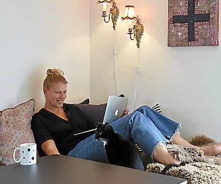 Johanna är Boråstjej och flyttade till Malmö efter en långresa till Australien 1995. Hennes föräldrar var lite oroliga när hon ville flytta till en helt ny stad, men Johanna var målmedveten. Hon började arbeta som allt i allo på sin morbrors reklambyrå och kom att älska Malmö. Byggstilen i staden blev en favorit, särskilt husen runt Ribersborg och Slottsstaden med sin tidstypiska 1950-talsstil. Härifrån har hon hämtat mycket inspiration när hon inrett både nuvarande och tidigare hem.