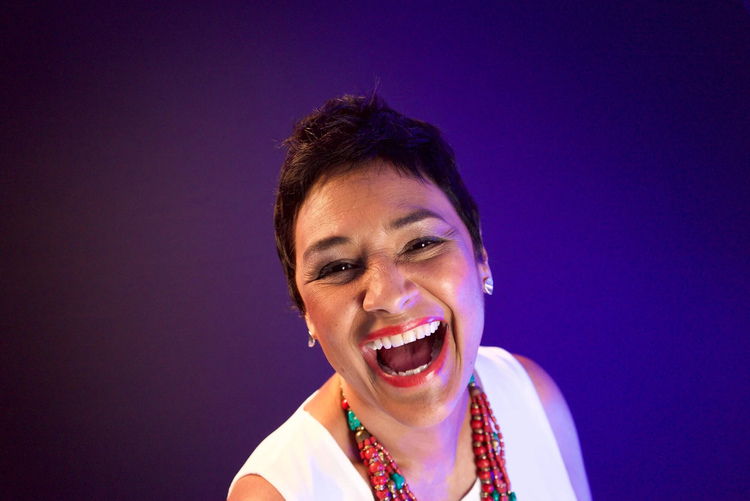 GEMA ABRAZA A BOGOTÁ A LA LUZ DE UN BOLERO