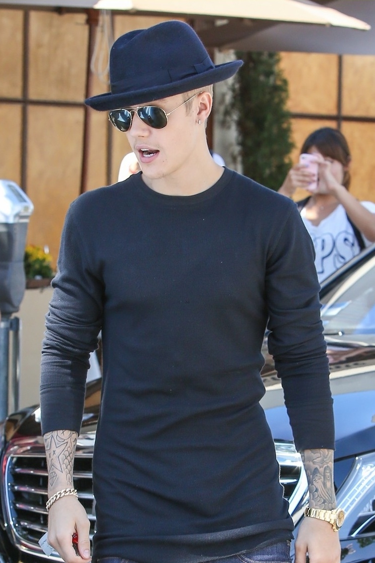 Justin-Bieber-Leaving-Restaurant-4.jpg