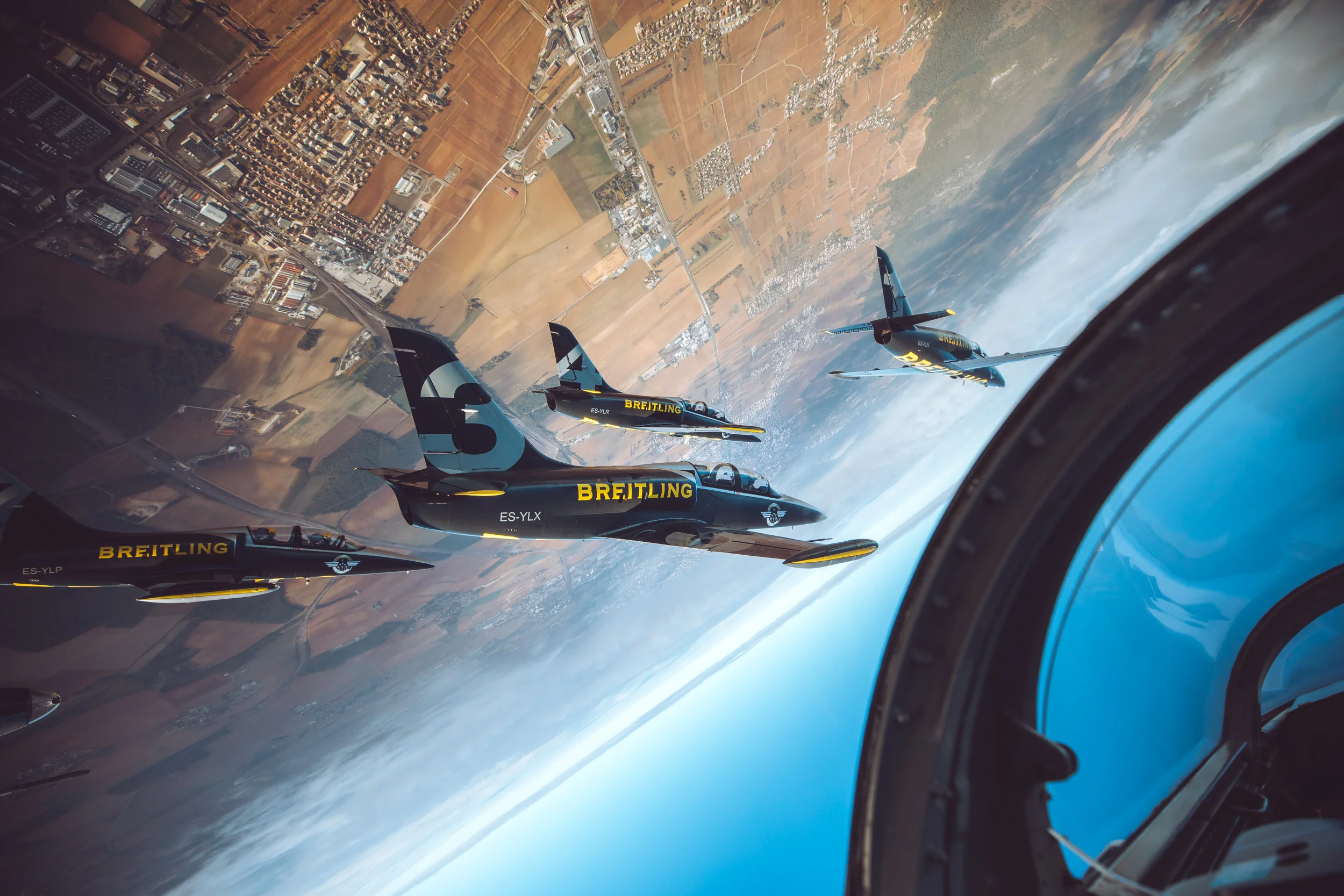 201810-Breitling-Jets-Finn_Beales-4.jpg