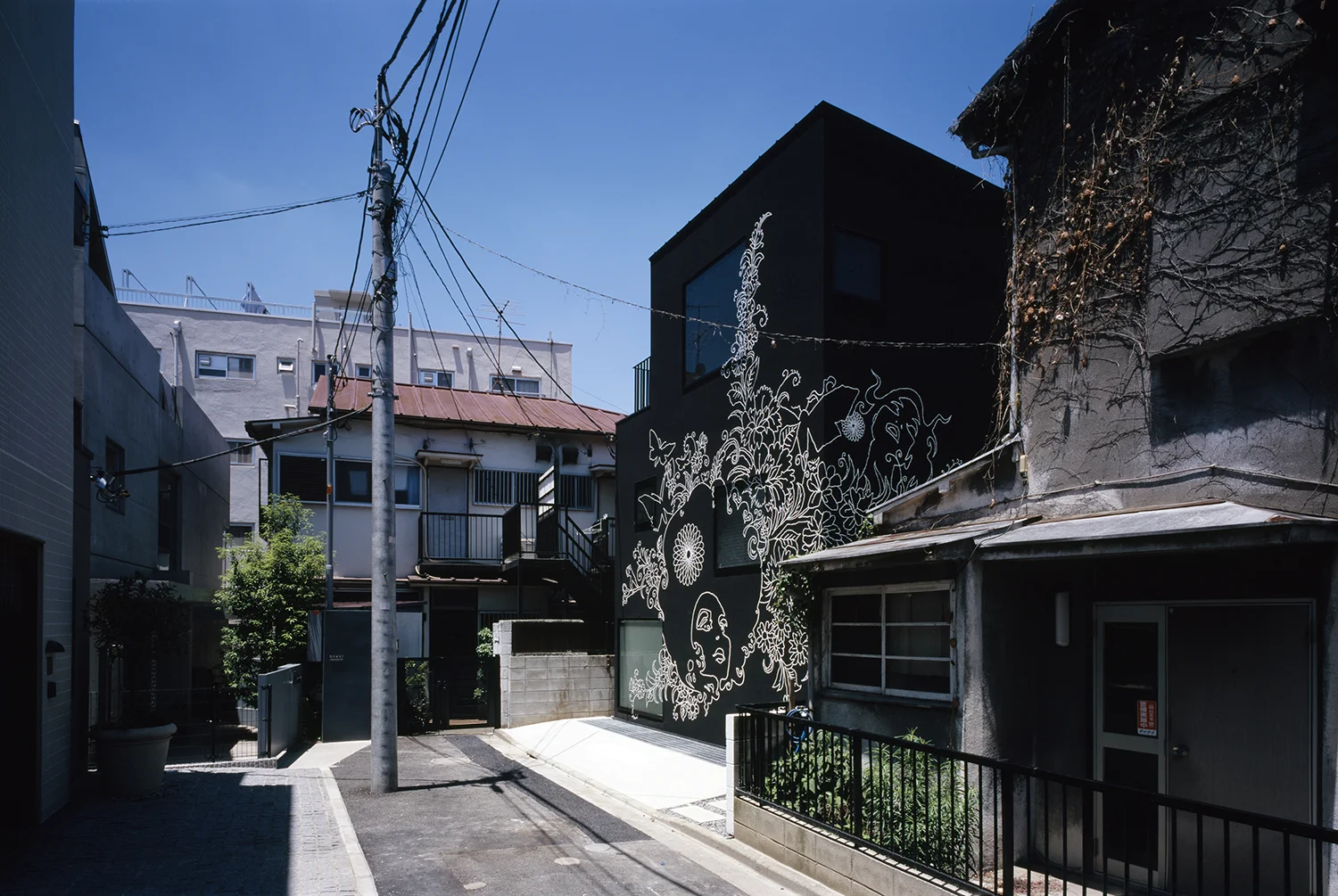   Sin Den  is a combined living and working space designed for a young couple and their baby in Tokyo. They moved into the space in June 2007.&nbsp; 