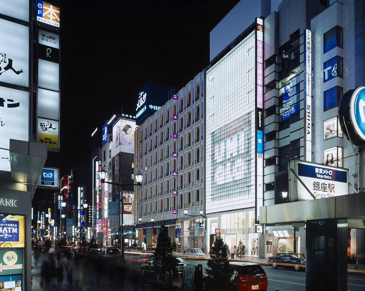  Klein Dytham architecture was asked to design the facade for  Uniqlo 's largest worldwide flagship store in Ginza. The total floor area for the shop is nearly 5,000 sqm.&nbsp; 