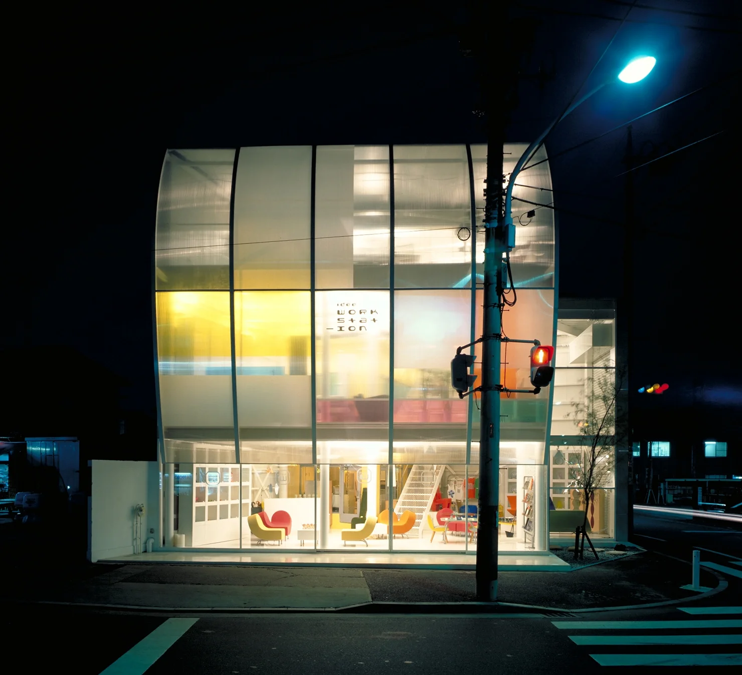 Idee Workstation was the first showroom and HQ for what is now one of Japan’s leading contemporary furniture companies. Klein Dytham architecture retained the former 1960s gasoline station kiosk at the corner of the site. 
