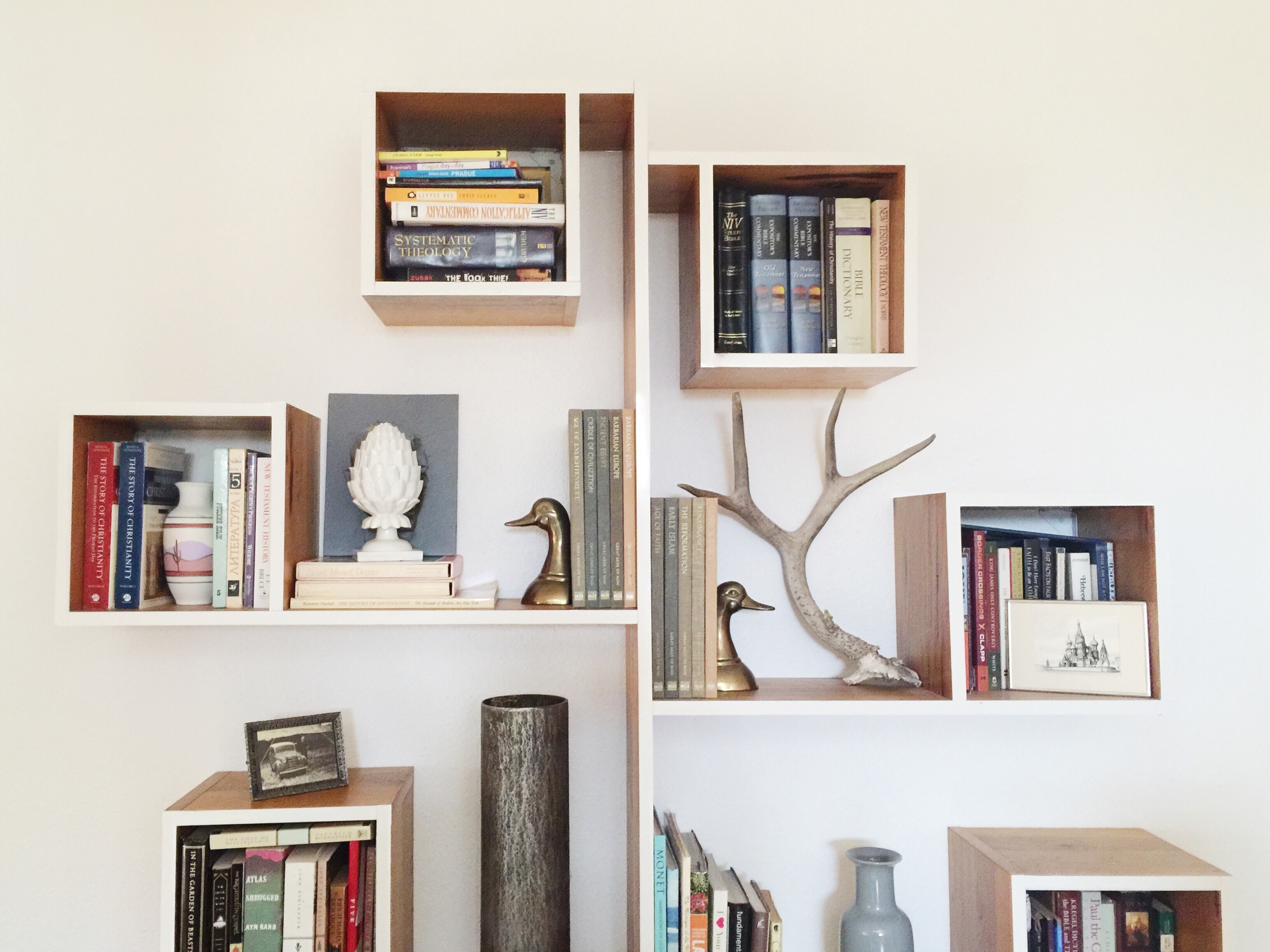  Shelfie. Lovely ceramics and rustic accents bookend a superb reading collection. 