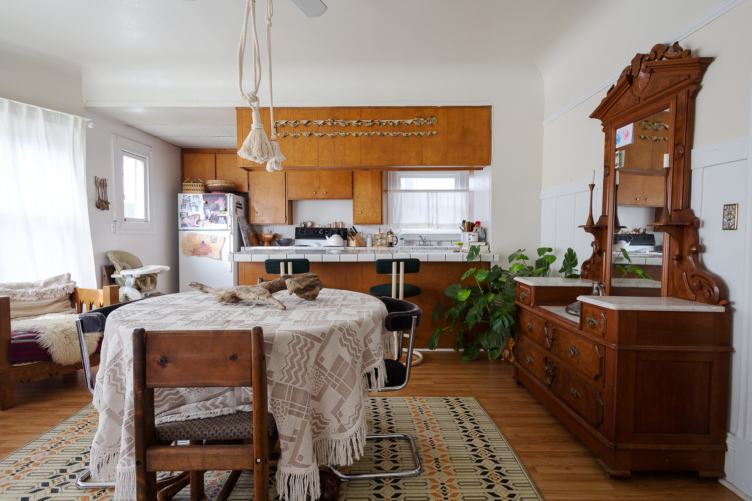  Gorgeous antiquity. Peep the vintage trimmings pinned up in the kitchen!&nbsp; 