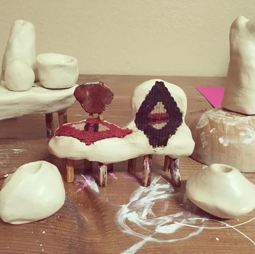 Little furnishings from clay and thread.